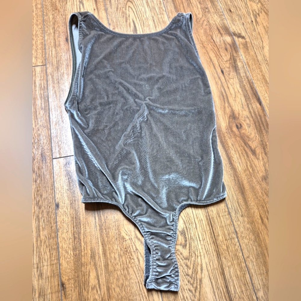 Missguided Velvet Round Neck low back Silver velour Bodysuit sleeveless medium